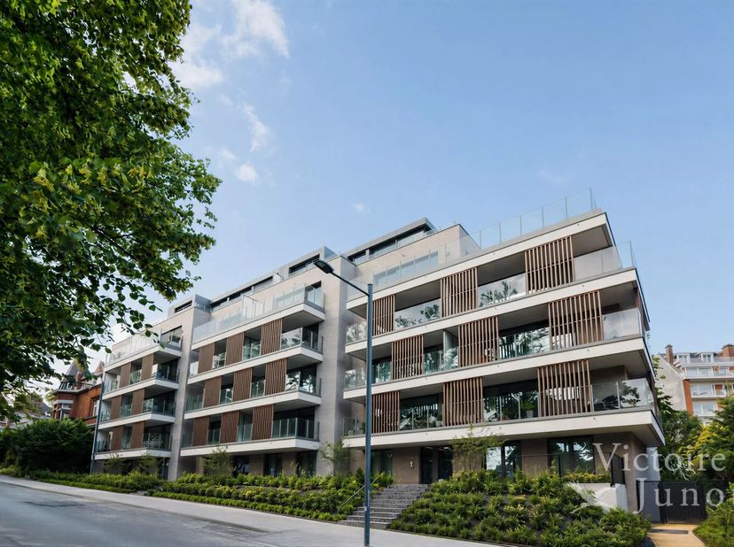 Victoire Junot stelt u een ruim penthouse met drie slaapkamers voor, verlengd door een prachtig en gunstig georiënteerd terras (Zuid/Zuid-West), met u