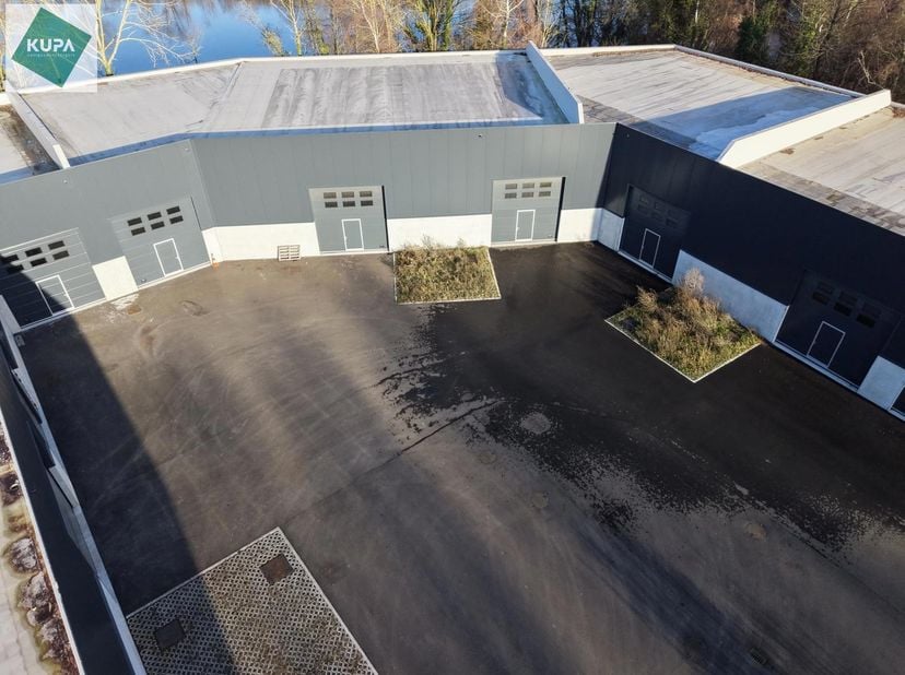 Nieuwbouw magazijn te koop van 150m² in bedrijvenpark "Denderparc" te Ath.<br />
Deze KMO-units zijn strategisch gelegen langs de Chaussée de Mons in