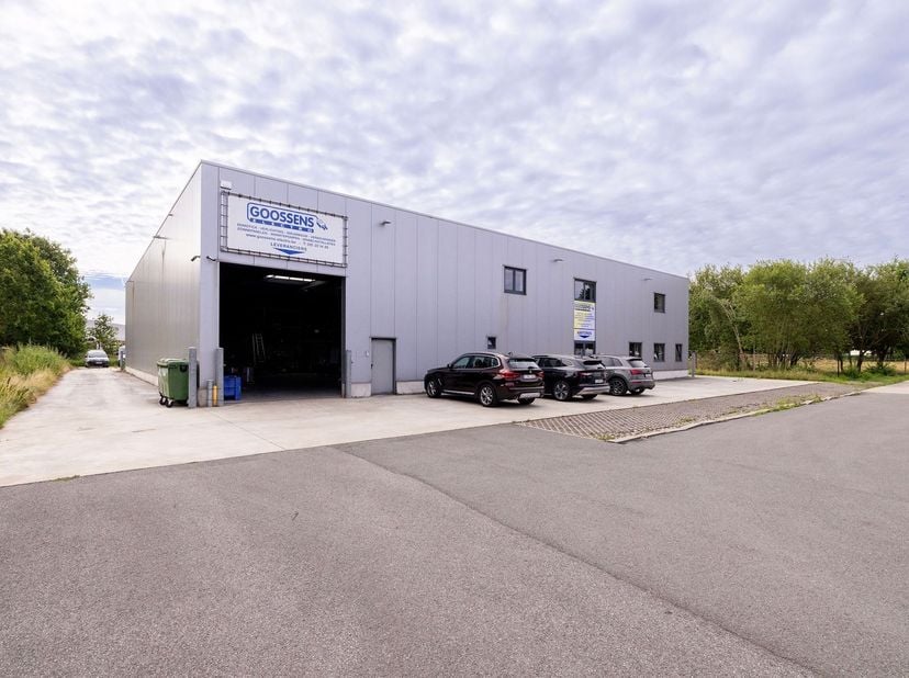 Veelzijdige industriehal van ca. 830 m² met kantoren en moderne voorzieningen<br />
<br />
Bent u op zoek naar een ruime en technisch goed uitgerust