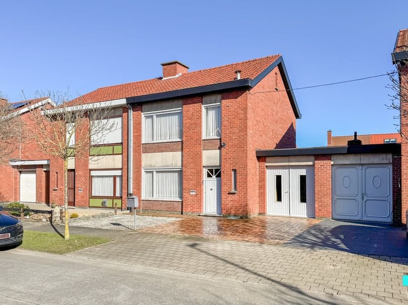 Rustig wonen in een aangename, kindvriendelijke buurt? Deze verzorgde (op te frissen) gezinswoning met drie slaapkamers en inpandige garage is gelegen