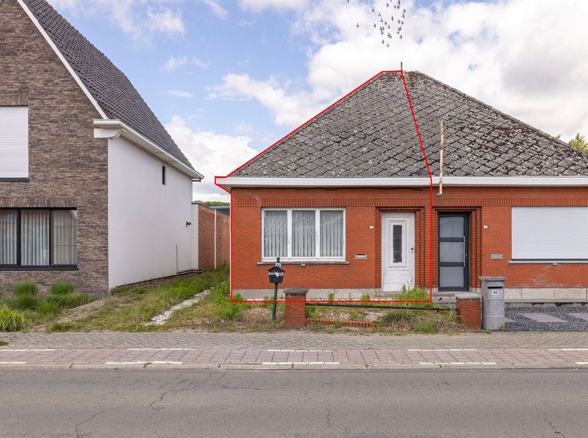 Maison de plain-pied entièrement à rénover avec 1 chambre à coucher.  <br />
Situation centrale près du centre de Begijnendijk. Facile à relier aux co