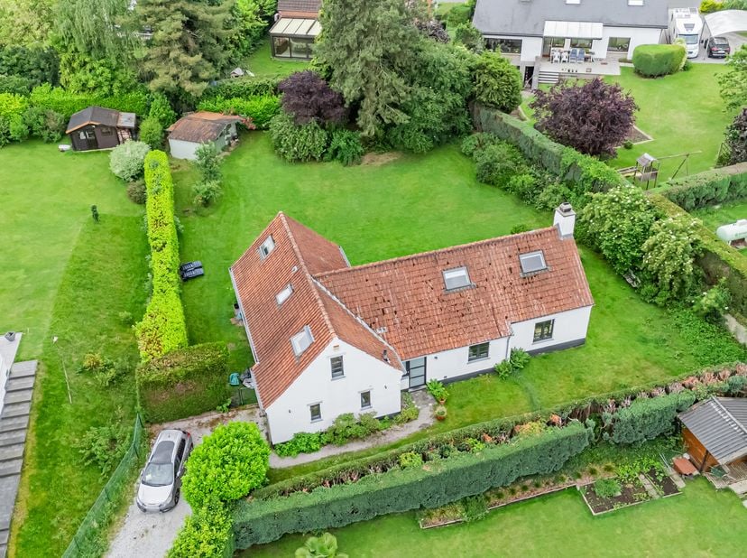 Easy Home a le plaisir de vous présenter cette magnifique villa de plain-pied, construite en 1978, offrant 226 m² habitables sur un terrain de 11 ares