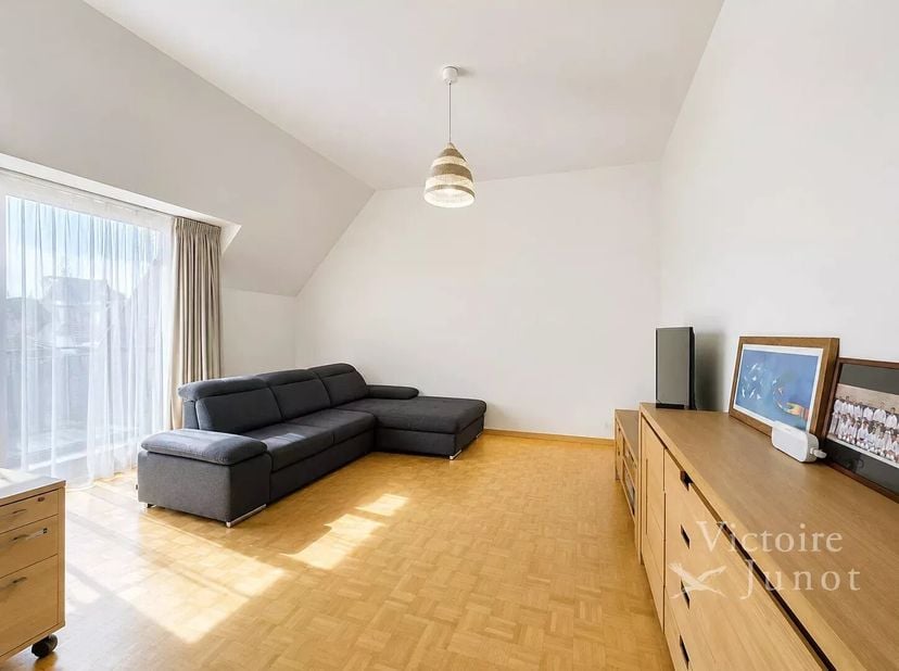 Bien présenté par Yanis Morsa : 0487 71 46 10 / yanis.morsa@victoire.be<br />
Victoire Junot vous propose ce superbe penthouse 3 chambres meublé de 12