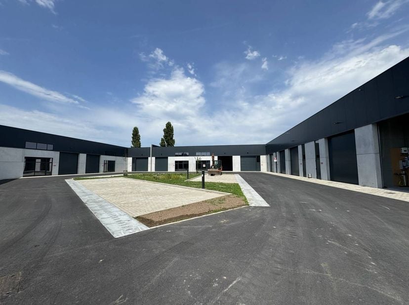 Le bâtiment multi-entreprises De Rick propose un espace de travail moderne sur l'ancien site de Sega-Meat au Ricksteenweg 23B. Le parc comprend 14 uni
