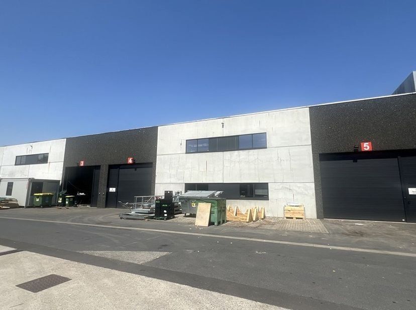 Entrepôt de 1334m² (unité 3+4+5) pour stockage/production avec bureau pour les magasiniers<br />
Emplacement : à la sortie R4 et E40 (Flanders Expo, f