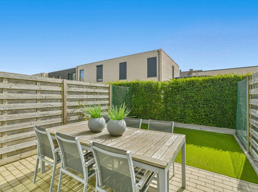 Op wandelafstand van het strand en horeca vindt u dit verzorgde en instapklare gelijkvloerse appartement. Dankzij de praktische indeling, de aangename