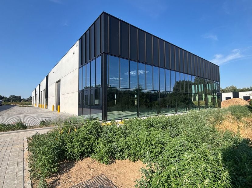 Nieuwe bedrijfsruimte te huur binnen het wetenschapspark QUALITIS in Enghien, strategisch gelegen langs de A8-E429.<br />
<br />
Deze configuratie com