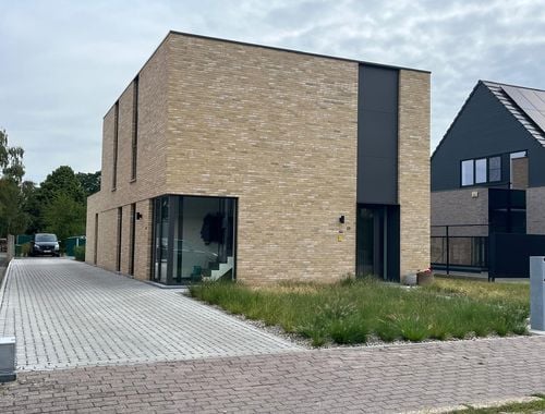                                         Appartement à louer à Bree, € 985
