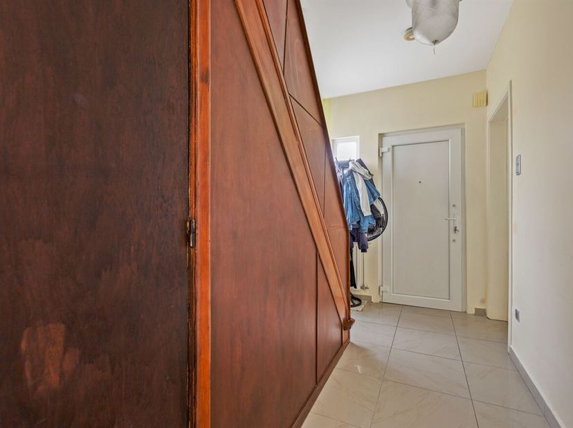 Gezinswoning met 3 slaapkamers en inpandige garage op een gunstige locatie <br />
Deze charmante woning van 173m² bevindt zich op een perceel van maar