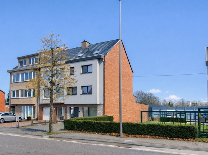 RUIME GEZINSWONING MET 4 VERDIEPINGEN - TOTALE RENOVATIE VAN KELDER TOT ZOLDER!&amp;nbsp;<br />
<br />
Troeven:<br />
<br />
	EPC label B!&amp;nbsp;<br />
	As