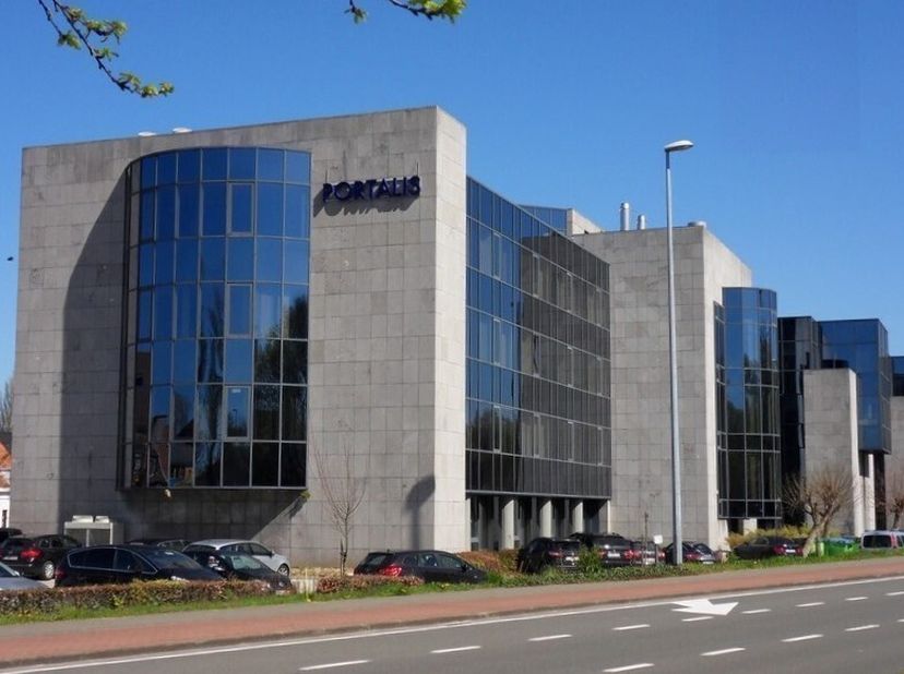 Bureau paysager de 325m² au 3ème étage du complexe de bureaux Portalis à Zwijnaarde (extensible à 738m² de bureaux)<br />
Emplacement : près de l'E40