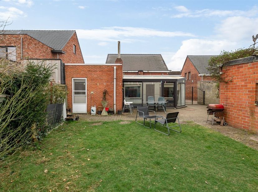 Te renoveren gezinswoning met 4 slaapkamers, 2 garages en veranda<br />
Ligging:<br />
Deze woning is rustig gelegen in een groene en rustige omgeving