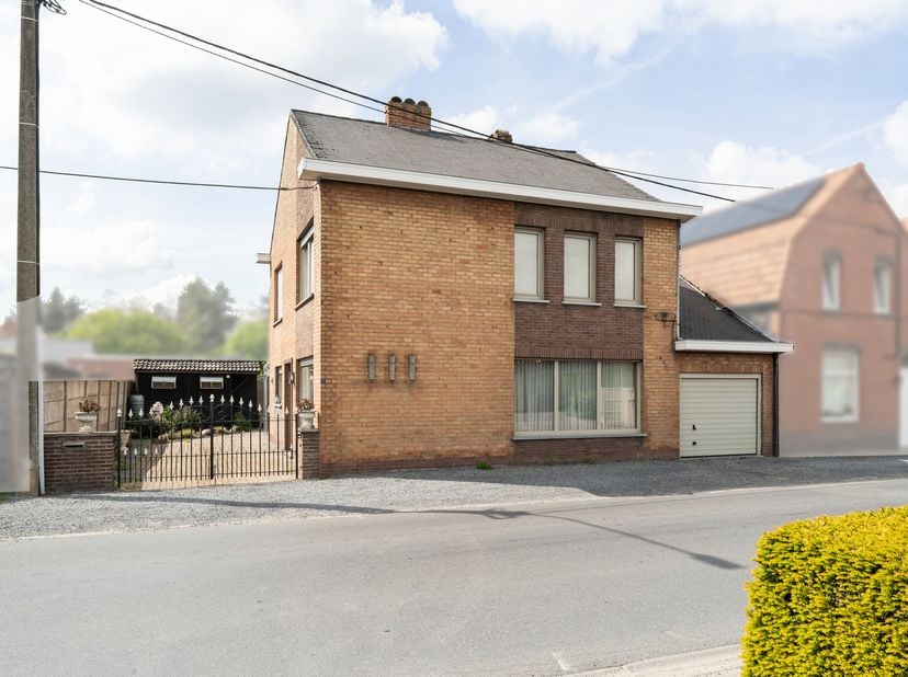 Op zoek naar een gezellig, centraal gelegen woning? Dan is deze misschien wel wat u zoekt. <br />
De woning is net buiten het centrum van Eeklo gelege