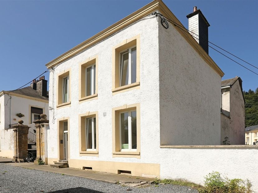 DE VERKOOPSOVEREENKOMST IS GETEKEND Stadswoning op een terrein van 165 m² gelegen in Bouillon-sur-Semois. <br />
Gebouwd op 4 niveaus, dak in natuurl