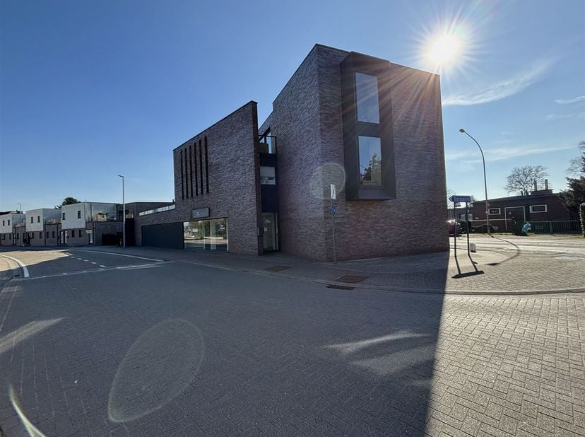 Zeer energie zuinig handelspand met garage<br />
<br />
Ligging:<br />
Het pand is gelegen nabij het centrum van Laakdal, met vlotte verbinding naa