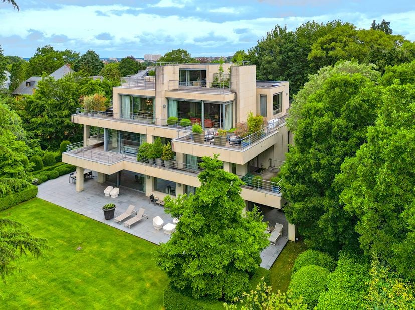 Situé dans le quartier prisé de l’Observatoire à Uccle, au sein d’un magnifique immeuble signé Corbiau composé de seulement deux appartements, ce supe