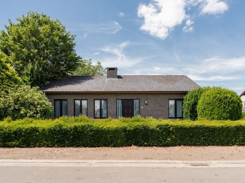 NIEUW TE KOOP in Hamont: Residentieel en rustig gelegen, verrassend ruime, gelijkvloerse / levensloopbestendige, te renoveren 3- slaapkamerwoning met