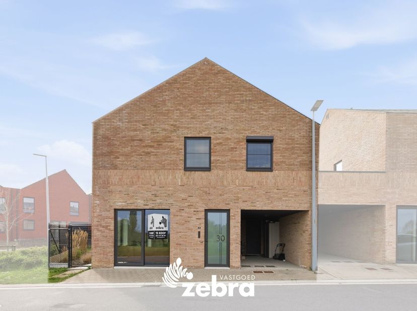 Deze recente woning (bouwjaar 2024) is&amp;nbsp;rustig gelegen in een aangename woonwijk in Tielt en met een vlotte bereikbaarheid van het centrum, schole