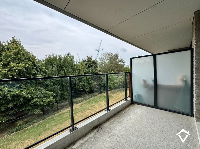 Dit appartement (C1.1) is gelegen op de 1ste verdieping in de Residentie Brouwershof te Westrozebeke (Staden) en bestaat uit: inkomhal - toilet - badk
