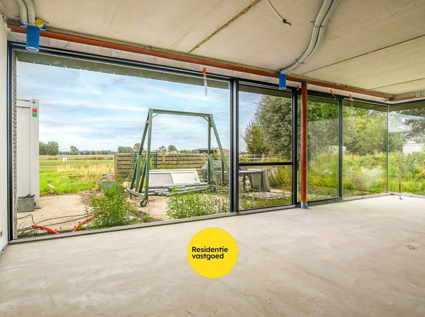 Langs de invalsweg naar Eernegem bevindt zich deze moderne open bebouwing (bouwjaar 2024) op een perceel van 301 m², aangeboden in casco / verder af t