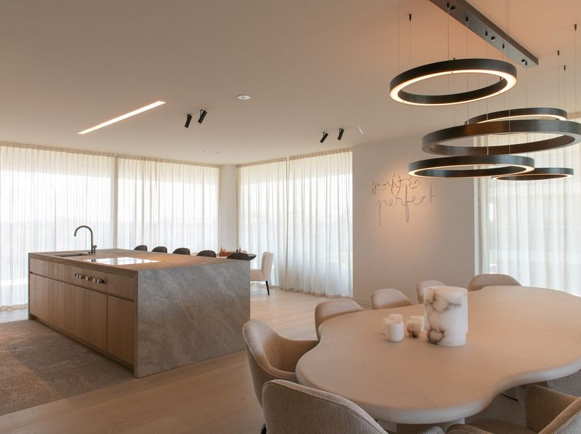 Dans le prestigieux projet De Blanke Top - The Residence à Cadzand-Bad, se trouve cet appartement d'angle exceptionnel avec vue sur la mer et sur les