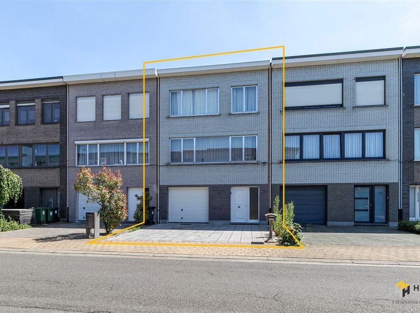 Te renoveren bel-etage (176 m²) met 3 slaapkamers en tuin (130m²) in Hoevenen.<br />
<br />
In de Olmenlaan woon je in een rustige woonwijk tussen d