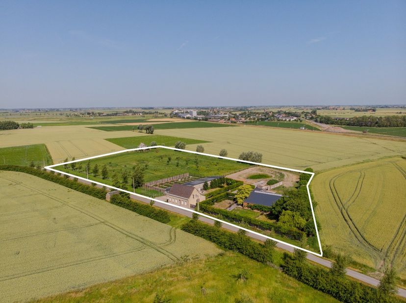 Gelegen naast het Provinciedomein De IJzerboomgaard in Diksmuide, bevindt zich dit uitzonderlijke eigendom op een perceel van circa 2 hectare. Deze un