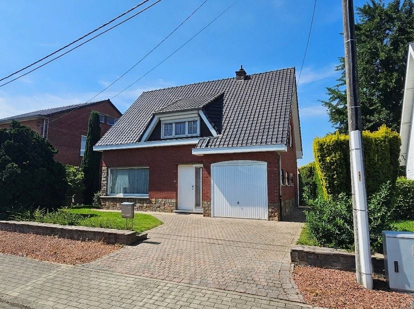 Vrijstaande woning met 3 slaapkamers, inpandige garage en een gezellige, groene tuin. Gunstige ligging langsheen een rustige woonstraat op korte afsta