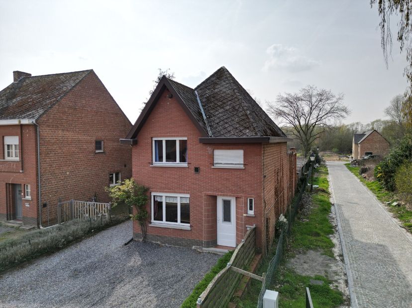 Te renoveren woning met 2 slaapkamers en diepe tuin. Het pand is gelegen langs een rustige woonstraat op wandelafstand van het pittoreske dorpscentrum