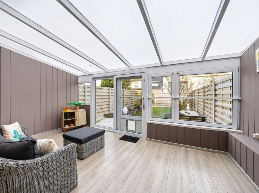 In een rustige ligging te Stene (Oostende) bevindt zich deze verzorgde bel-étagewoning met dubbele garage, veranda, tuin en 2 slaapkamers. De woning w