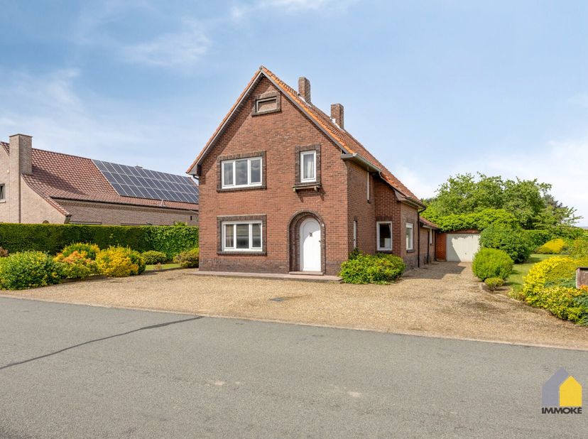 OMSCHRIJVING:<br />
- GELIJKVLOERS: Inkomhal met vaste trap naar de verdieping, leefkeuken (4,00 x 3,45 m), woonkamer (7,65 x 4,00 m) met veel lichtin