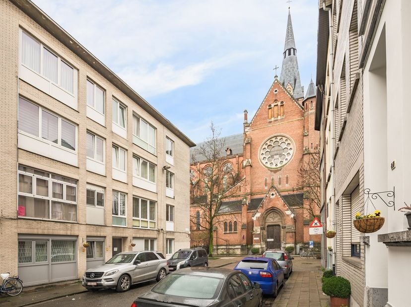 Dit lichtrijke appartement bevindt zich op de derde en hoogste verdieping van een kleinschalig gebouw met lage gemeenschappelijke kosten. Ideaal als s