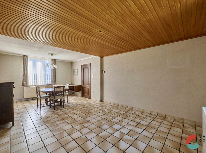 Deze karaktervolle gezinswoning bevindt zich op een ruim perceel van 13a03ca. De perfecte woning voor iemand die op zoek is naar een woonst met veel e