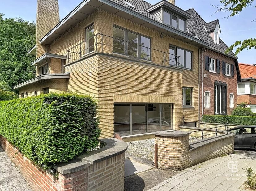Prachtige hoekwoning uit de jaren 30 van ca. 370 m² op een perceel van 6 are.<br />
Deze luxueuze woning is als volgt ingedeeld:<br />
Op de begane gr