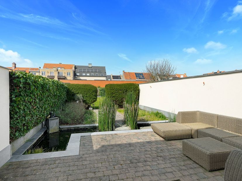 Deze instapklare en uitstekend onderhouden gezinswoning is rustig gelegen in het dorp van Zeebrugge, op wandelafstand van winkels, scholen en openbaar