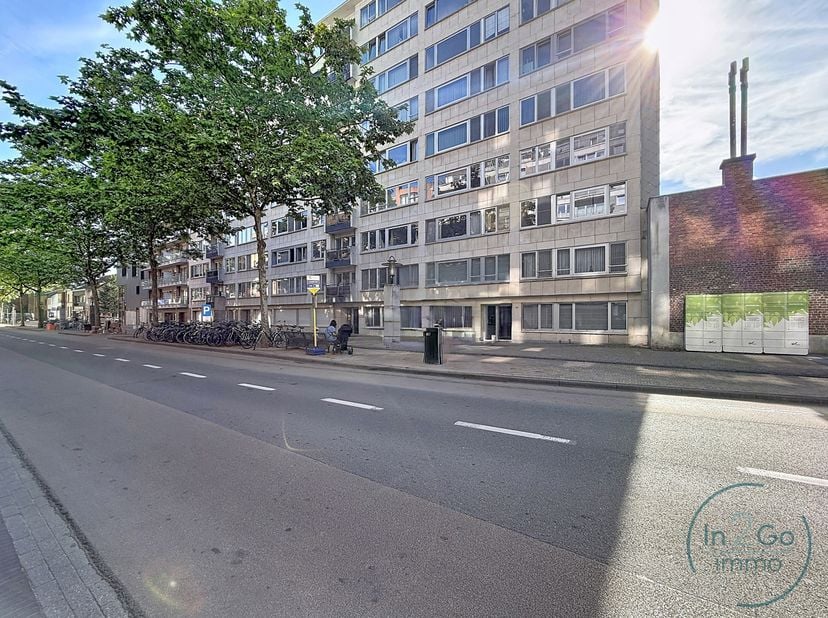 Dit ruim en lichtrijk appartement op de 5de verdieping van Residentie Lovania geniet van een uitstekende ligging en een strategische locatie binnen de