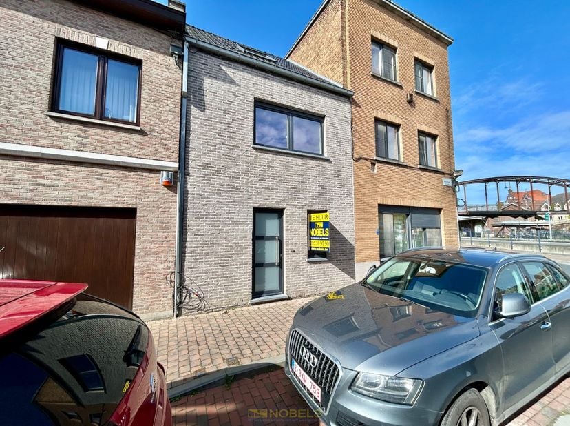 Cette MAISON NEUVE bénéficie d'un EMPLACEMENT DE PREMIER ORDRE à Renaix. Elle est située dans une RUE CALME, à deux pas du CENTRE-VILLE ANIMÉ et à pro