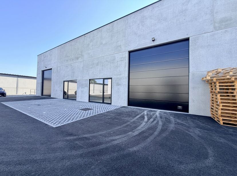 Bien professionnel à louer
                    à 8793 Sint-Eloois-Vijve