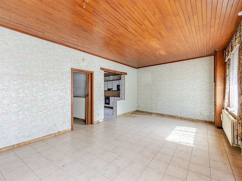 Charmante halfopen bebouwing met enorm potentieel op een perceel van maar liefst 1.050 m², gelegen in Nieuwerkerken. Dankzij de vlotte verbinding naar