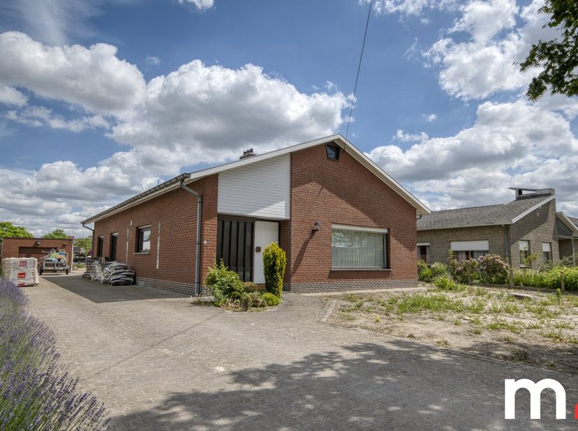Deze ruime bungalow met een bewoonbare oppervlakte van 265m² ligt op een perceel van maar liefst 1576m².<br />
De woning werd grotendeels gestript om