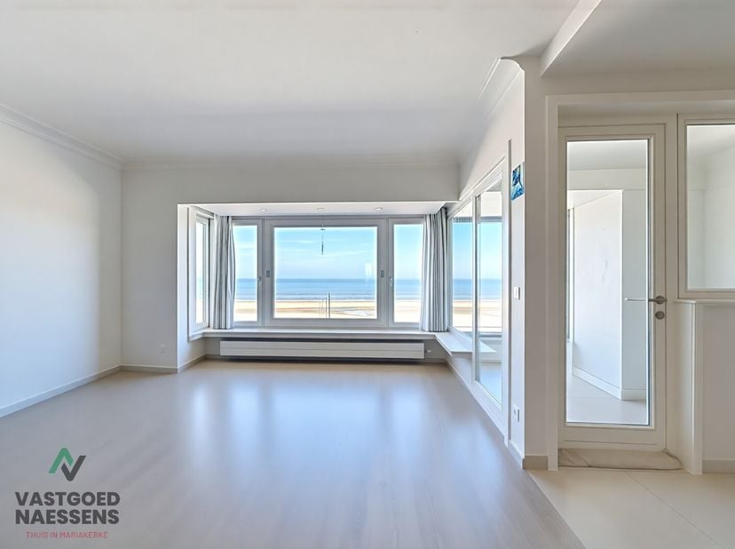 Cet appartement magnifiquement rénové est situé au 4ème étage de la résidence SAN REMO, l'immeuble est situé sur la digue, offrant ainsi une vue panor