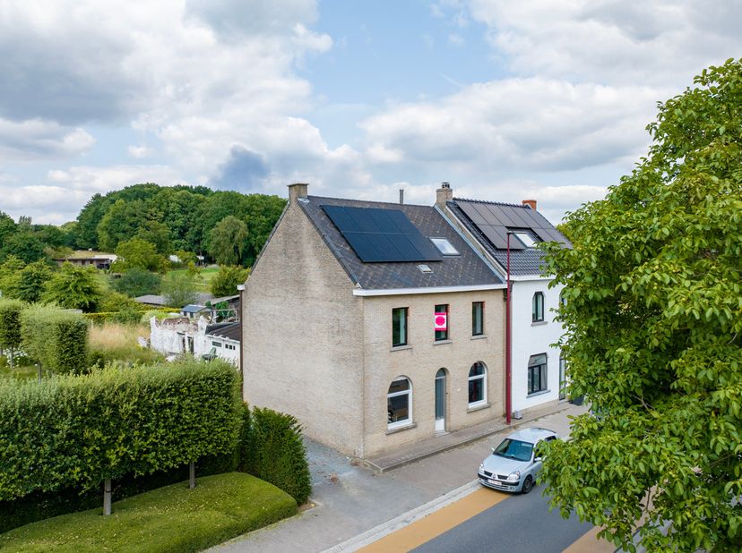 Deze, verder af te werken, woning werd recent reeds gedeeltelijk gerenoveerd en biedt tal van mogelijkheden.<br />
Er werden reeds heel wat werken uit