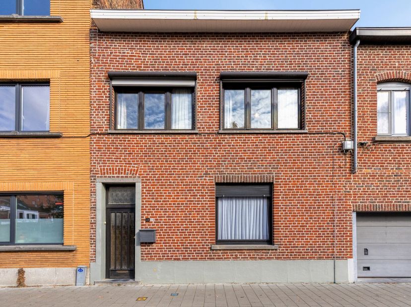 Vous cherchez une maison que vous pouvez entièrement personnaliser?<br />
Cette charmante maison de ville à rénover, située dans le très prisé quartie