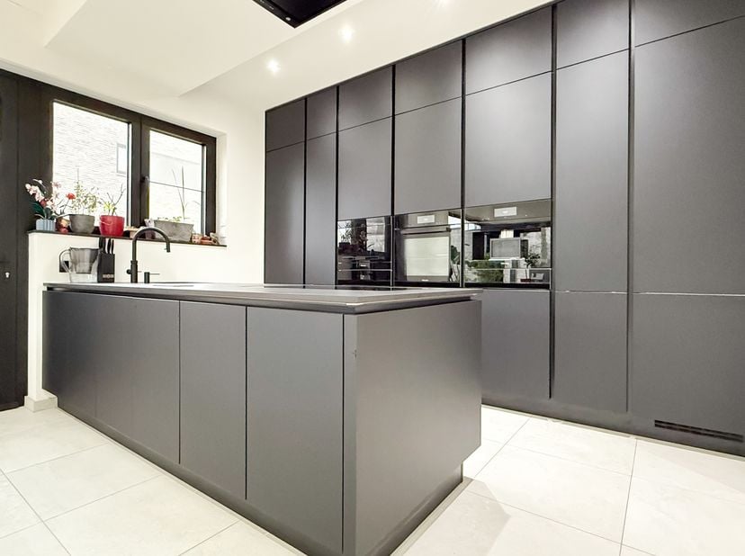 Bij ImmoFusion 7/7 “open huis” : klik op onze 3D-TOUR. Ervaar vastgoed alsof je er zelf doorloopt!<br />
Op een uitstekende en rustige locatie in Genk