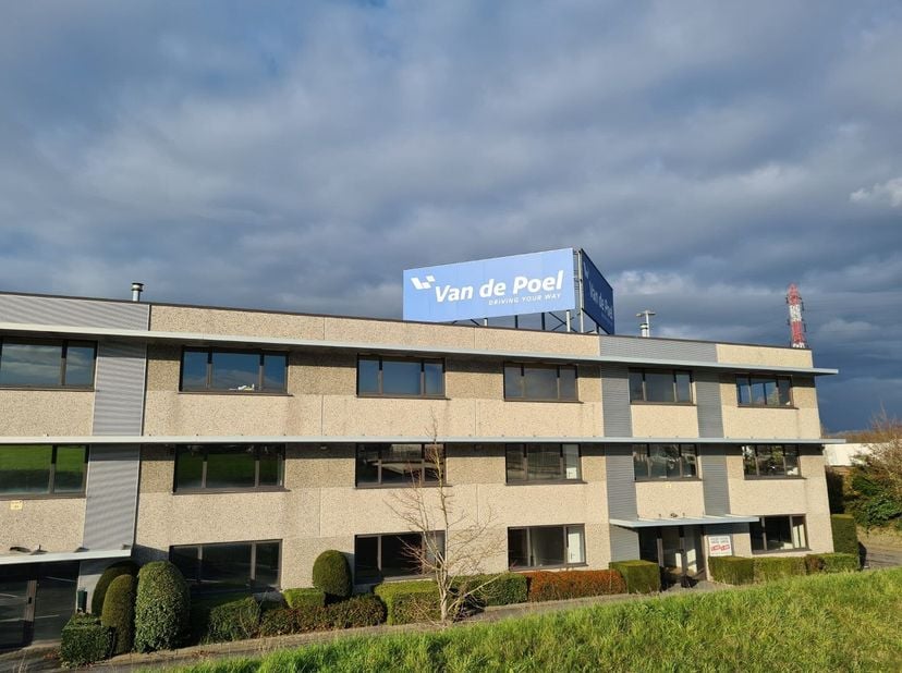 sujet:<br />
2 étages de 130 m² de bureaux meublés.<br />
Finitions et installations:<br />
-Climatisation<br />
-Sols en moquette<br />
-CV<br />
-Sa
