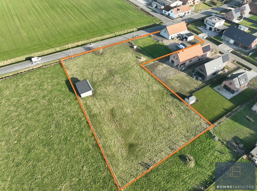 Bent u op zoek naar een pand met verbouw-/herbouwpotentieel én mogelijkheid om uw dieren bij huis te plaatsen? Mis deze kans niet!<br />
Voor de bouw