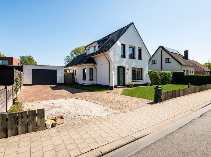 Deze degelijke, vrijstaande woning ligt op een steenworp afstand van het centrum van het rustige polderdorp Berendrecht. Hoewel u hier landelijk woont