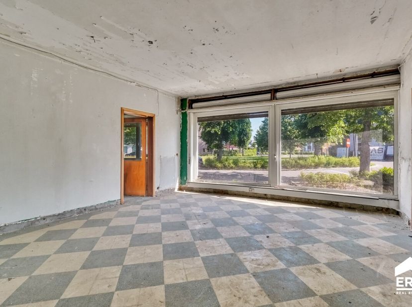 Te koop: uniek opbrengsteigendom/handelshuis in het centrum van Zonhoven, met 270 m² bewoonbare oppervlakte en tal van mogelijkheden. Deze halfopen wo