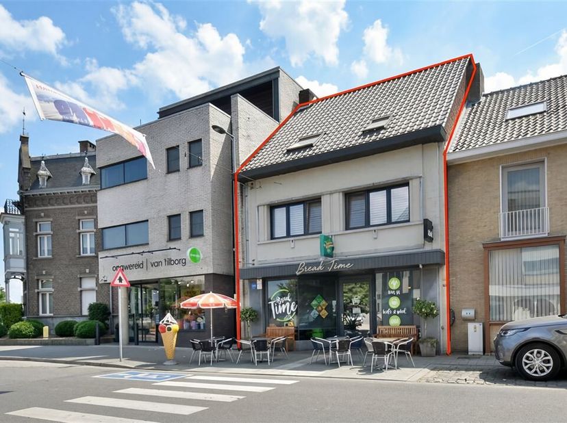 Commercieel gebouw op toplocatie met handelsgelijkvloers en royale bovenwoning met groot dakterras in hartje Lanaken.<br />
<br />
Dit volledig gemode