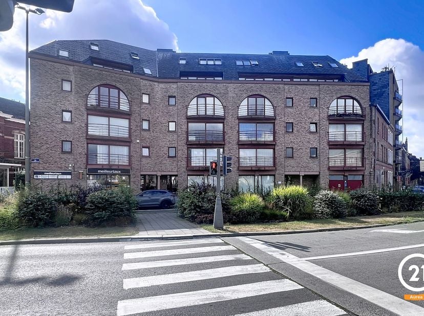 Places des Chasseurs à Pied 6/2-2 à Mons. Très bel appartement situé au 2ème étage de l'immeuble et composé de : hall d'entrée/de nuit, séjour avec ba